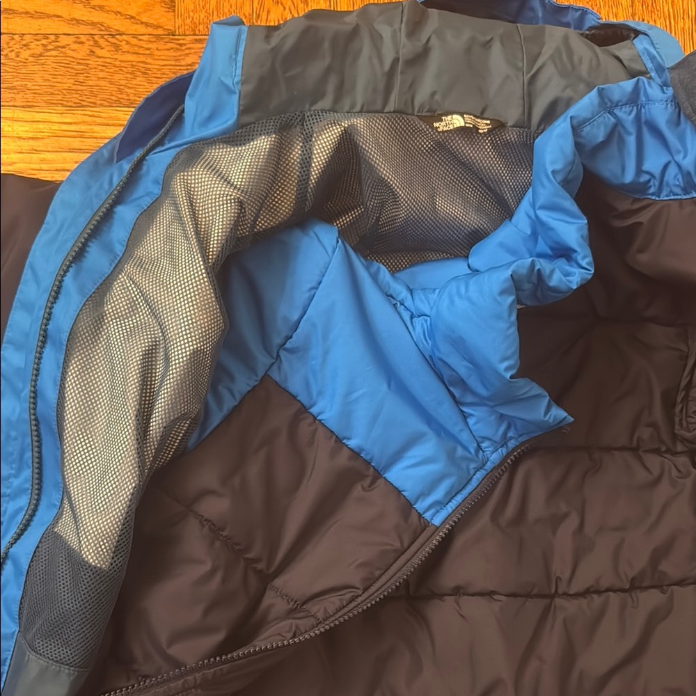 The North Face Blue Puffer Jacket with Hood and Color Blocking (Boys 10/12) - Picture 4 of 5